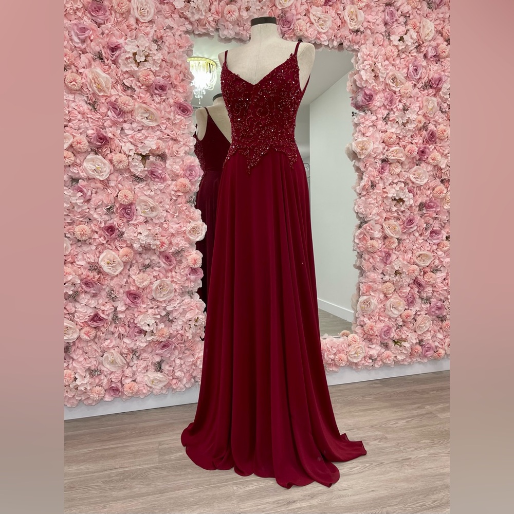 Elegant Burgundy Evening Gown with Embellished Bodice
